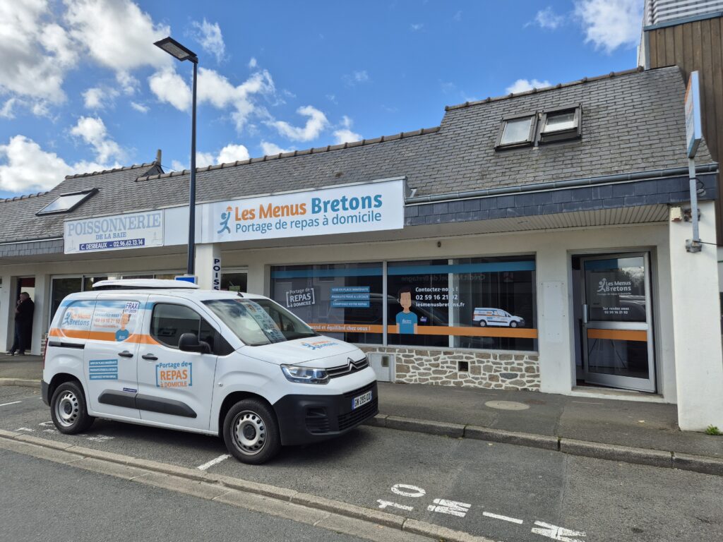 Une agence Les Menus Bretons et sa camionnette